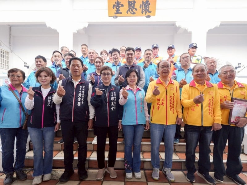 慈雲山清明祭祖提供便捷接駁車服務 游淑貞感謝勝安宮贈心燈、巡守隊維安